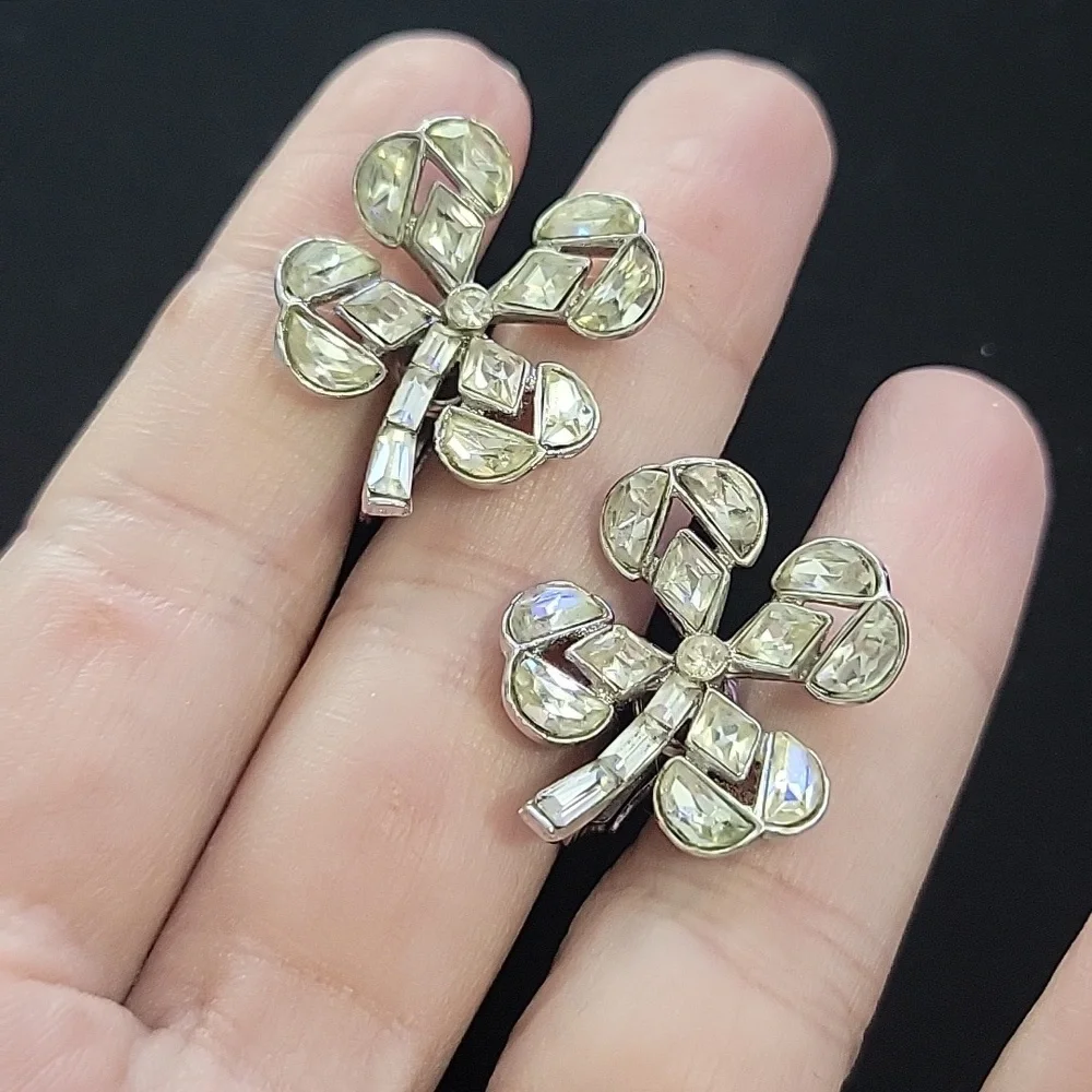 ๐ Vintage Trifari four leaf clover clip on earrings - Picture 1 of 6